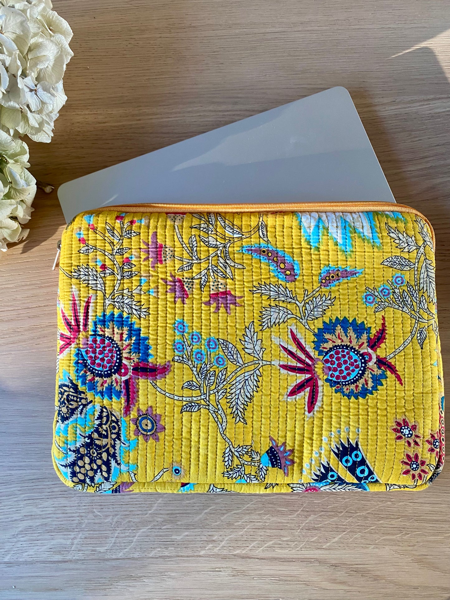Laptophoes Geel 11-13 inch, Gewatteerd en Handgemaakt