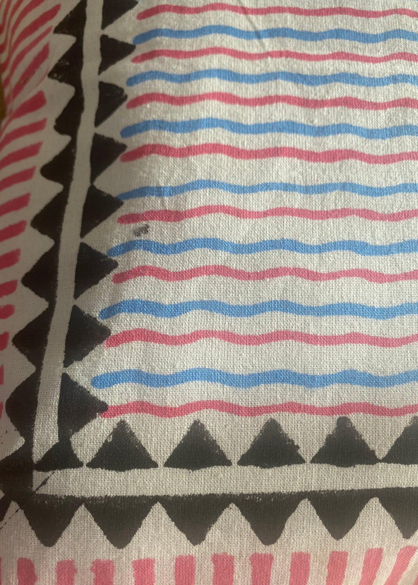 Katoenen kussen met blauw/roze/zwarte print - 40x40 cm