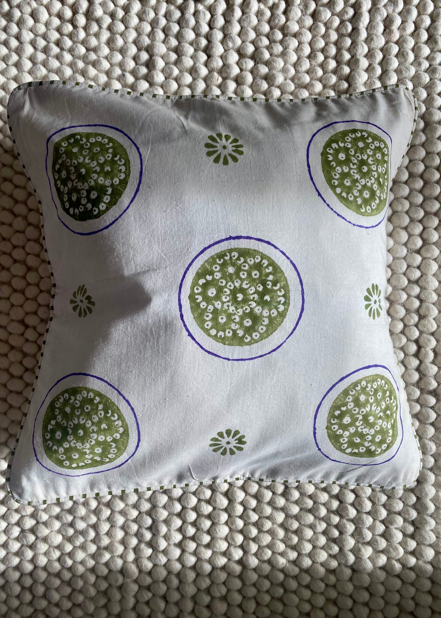 Katoenen kussen met groen/paarse bloemenprint - 40x40 cm