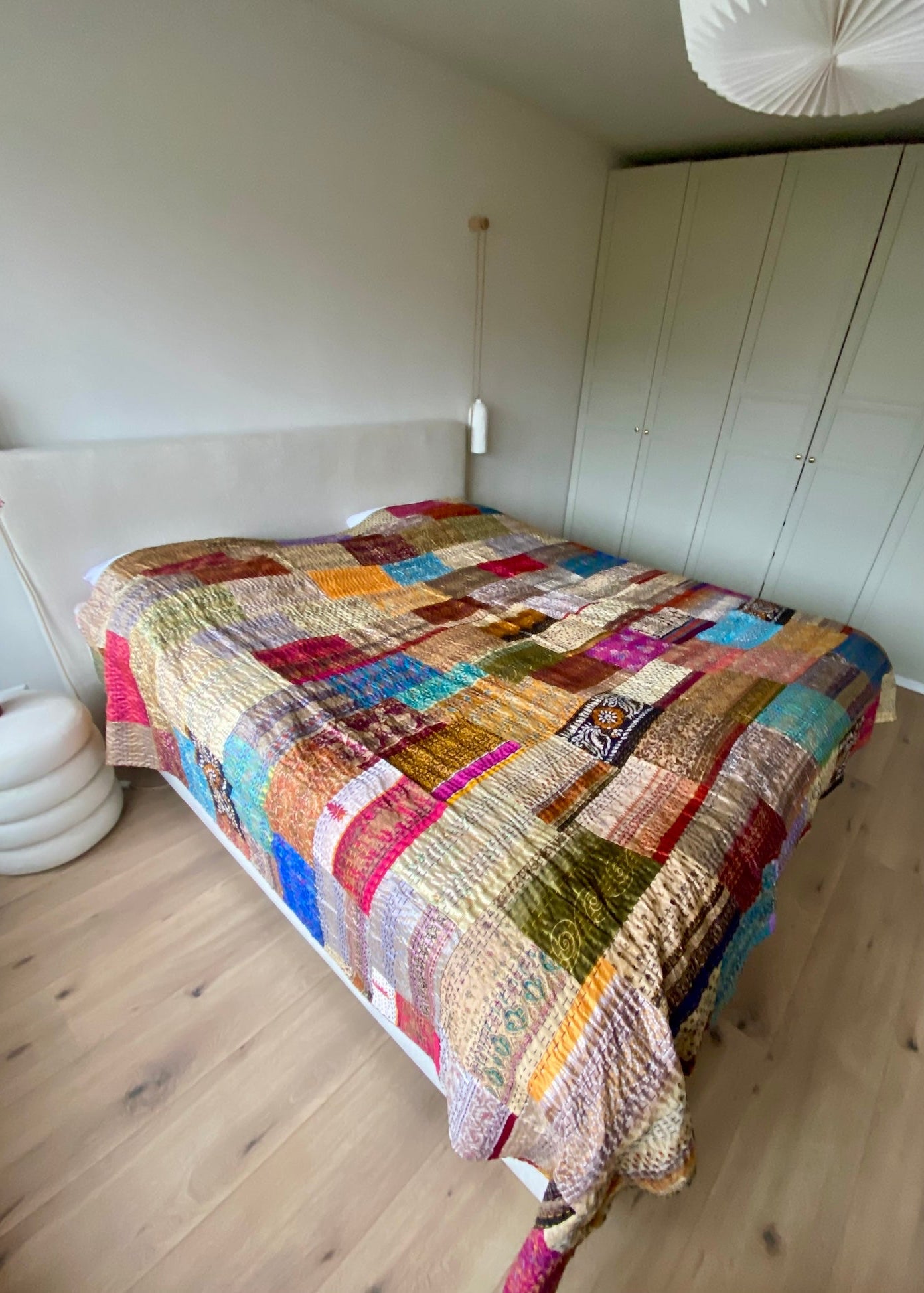 Luxe handgemaakte patchwork sprei van zijde & katoen – dubbelzijdig 269×229