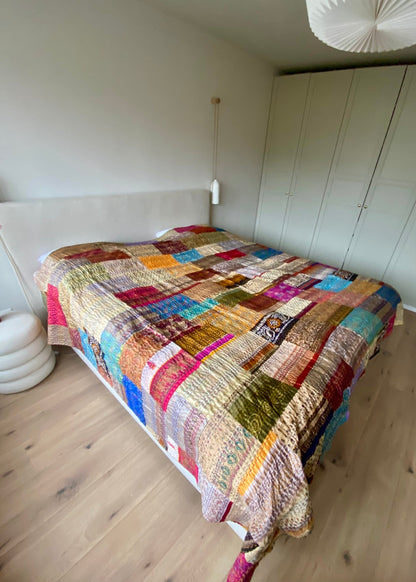 Luxe handgemaakte patchwork sprei van zijde & katoen – dubbelzijdig 269×229