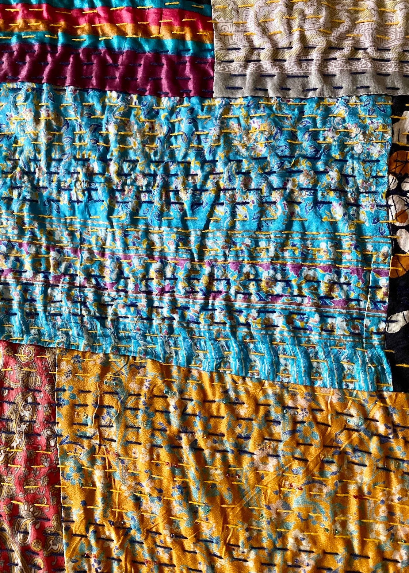 Luxe handgemaakte patchwork sprei van zijde & katoen – dubbelzijdig 269×229