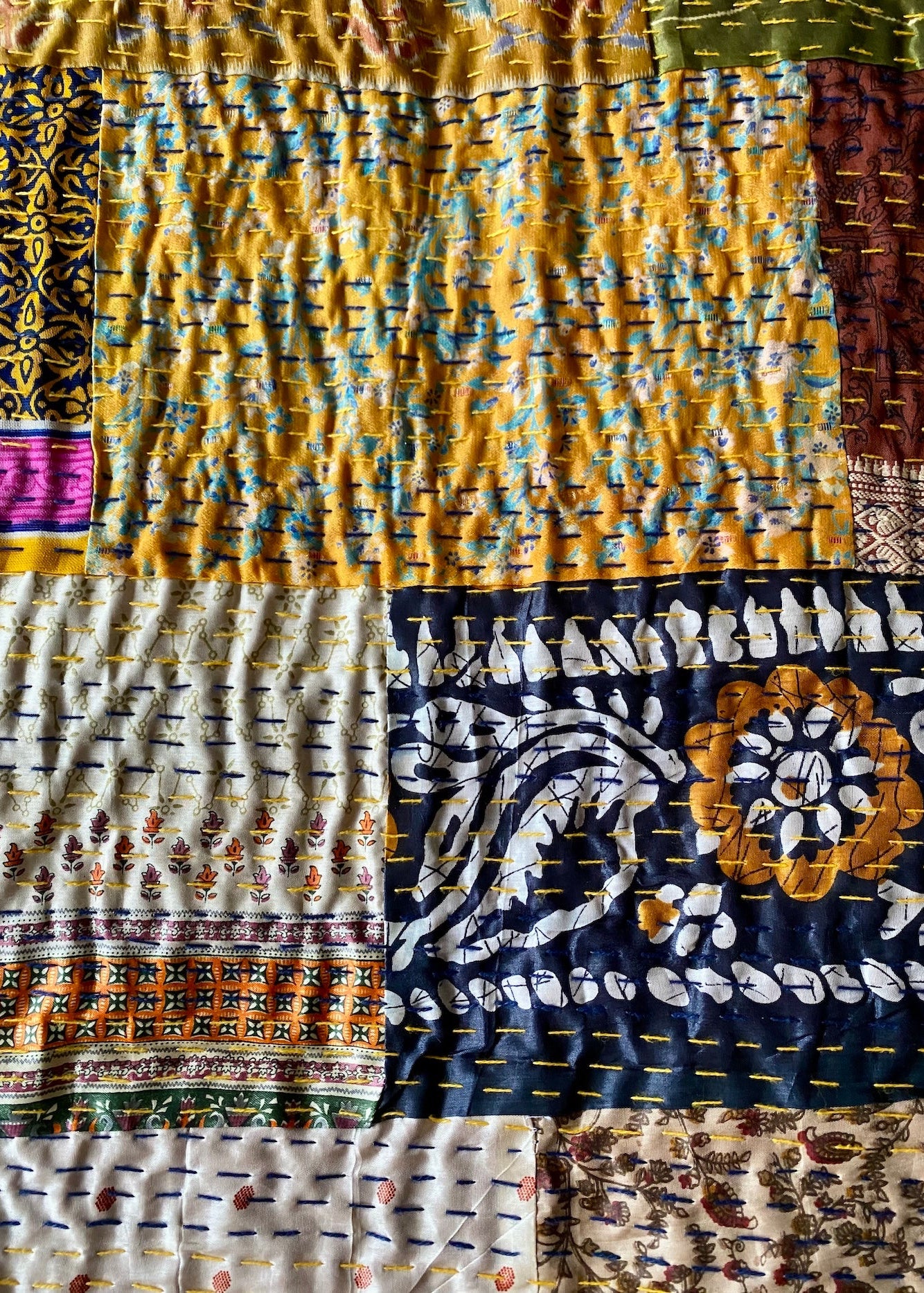 Luxe handgemaakte patchwork sprei van zijde & katoen – dubbelzijdig 269×229