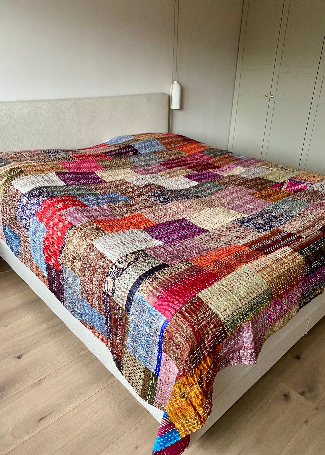 Luxe handgemaakte patchwork sprei van zijde & katoen – dubbelzijdig 268×251