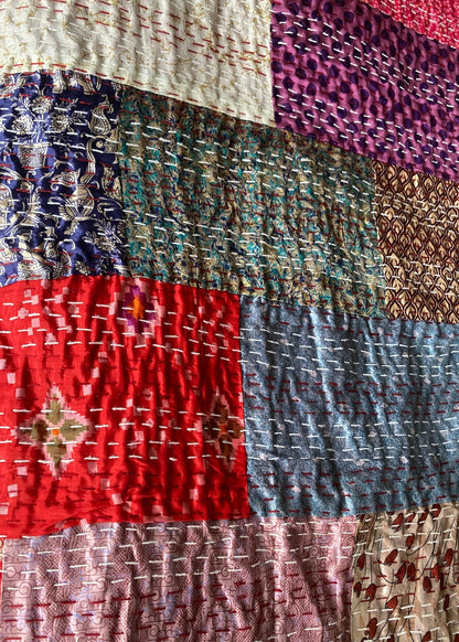 Luxe handgemaakte patchwork sprei van zijde & katoen – dubbelzijdig 268×251