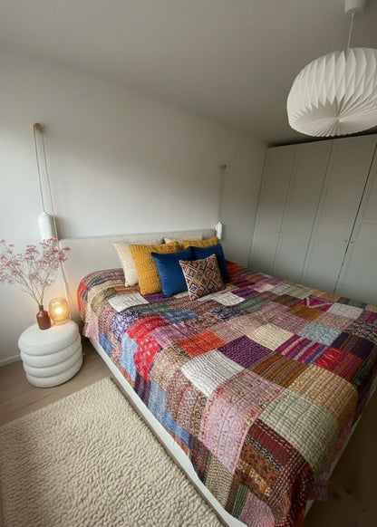 Luxe handgemaakte patchwork sprei van zijde & katoen – dubbelzijdig 268×251