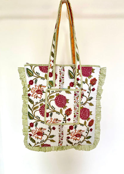 Gewatteerde laptoptas met volant bloementuin