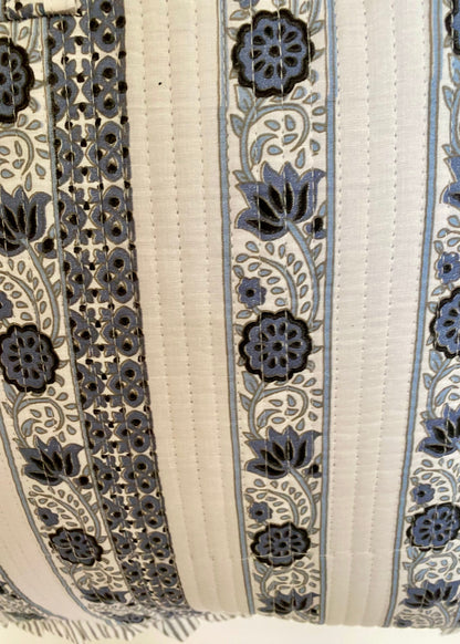 Gewatteerde laptoptas met volant blauw/wit