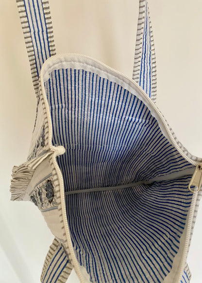 Gewatteerde laptoptas met volant blauw/wit