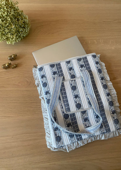 Gewatteerde laptoptas met volant blauw/wit