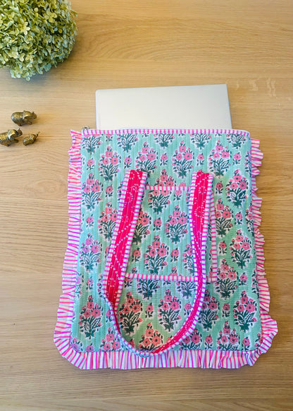 Gewatteerde laptoptas met volant groen/roze