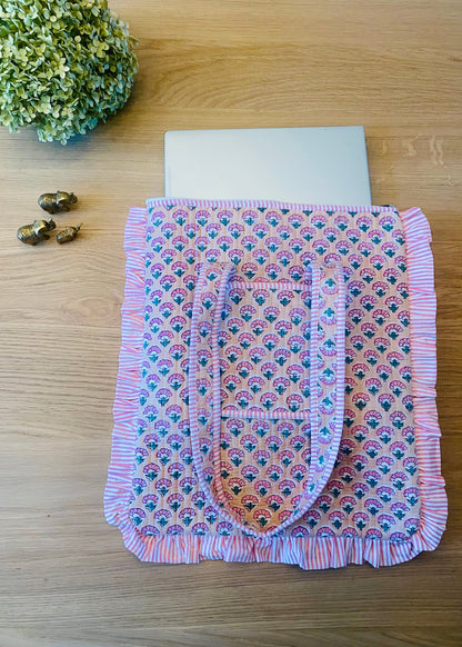 Gewatteerde laptoptas met volant peach