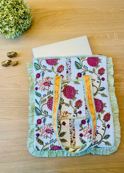 Gewatteerde laptoptas met volant bloementuin